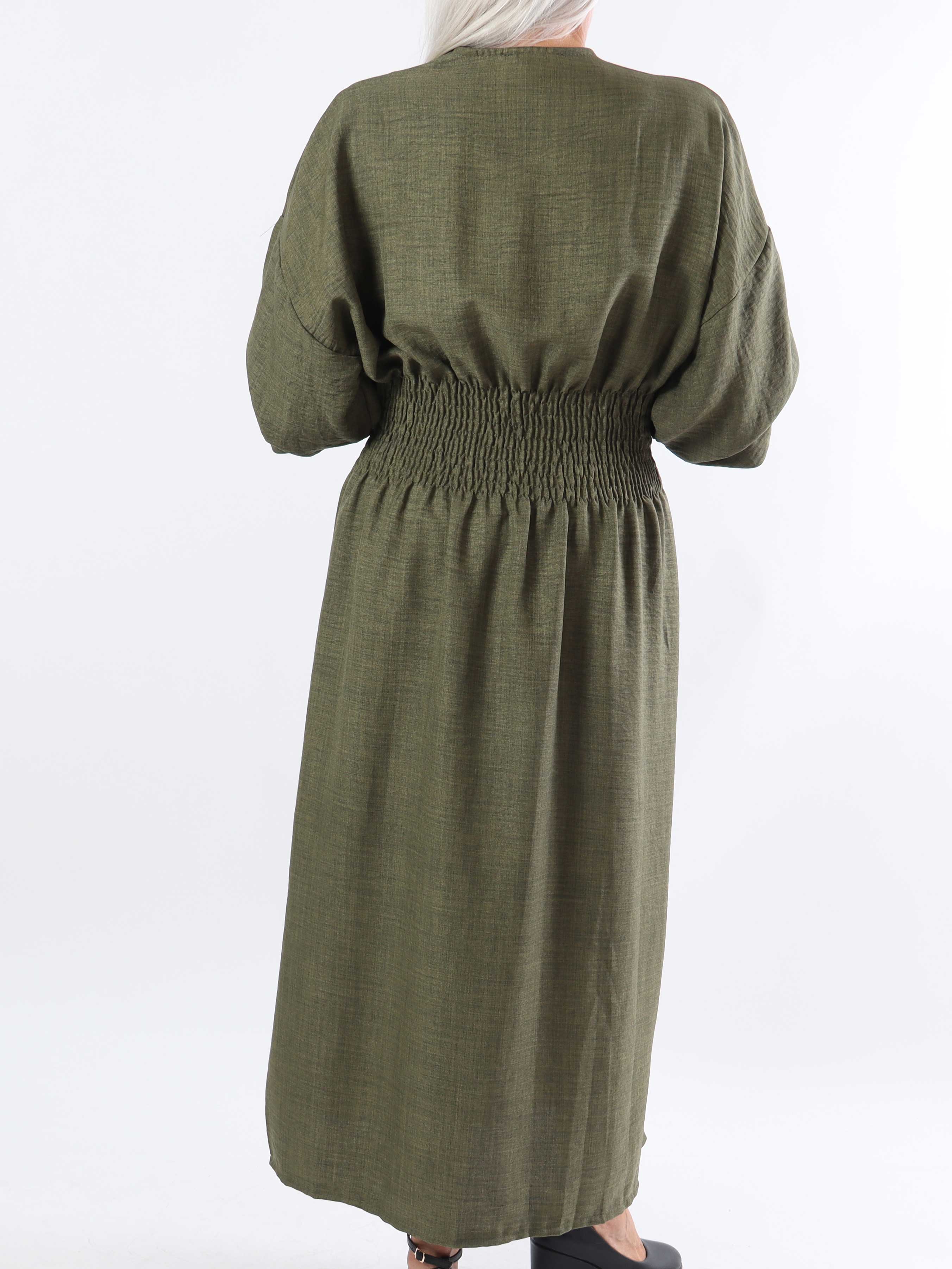 Samara - Sød plus size kjole med smock og knapper